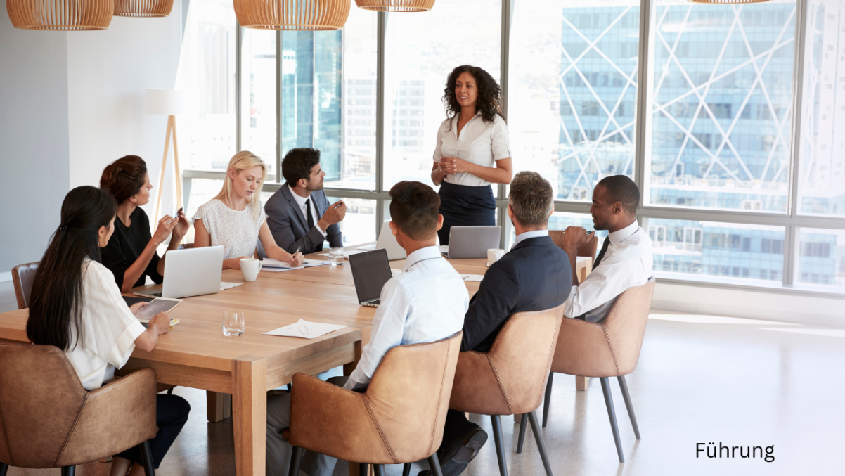 Symbolbild für Führung mit einer Führungskraft im Austausch mit einem Team in einer Besprechung