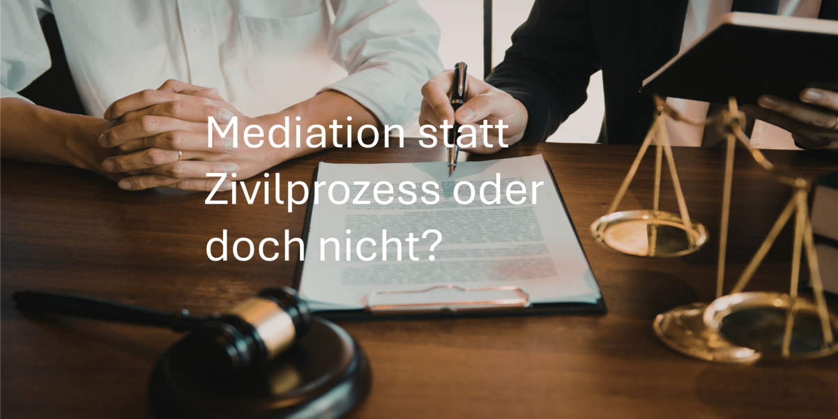 Hände an einem Holztisch mit Justizsymbolen wie Waage und Hammer, das Thema Mediation wird thematisiert.