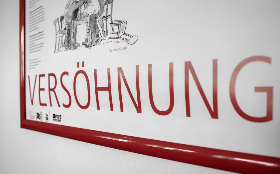 Symbolbild mit dem Schriftzug „Versöhnung“ als Ausdruck von Klärung nach einem Konflikt