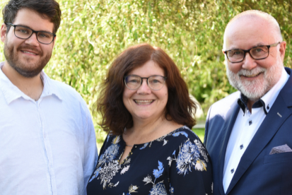 Porträt des PFEOS-Teams mit drei Personen als Symbol für Zusammenarbeit und gemeinsame Haltung