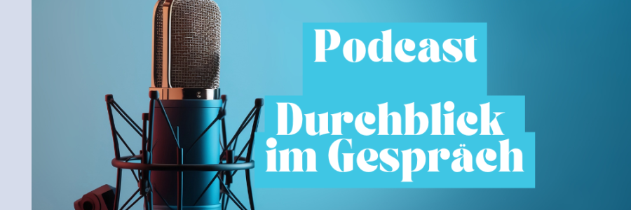 Mikrofon mit Schriftzug "Podcast Durchblick im Gespräch" – Kommunikation im Fokus