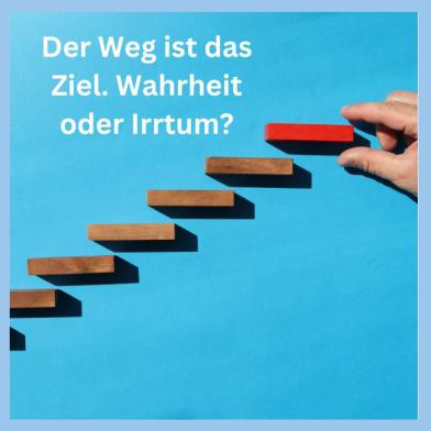 Hand legt eine Holzstufe als Symbol für Fortschritt und Entwicklung