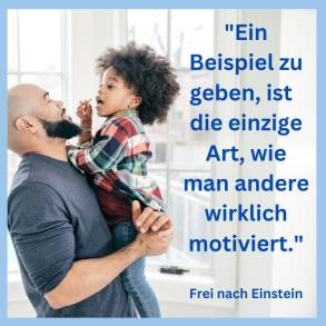 Vater mit Kind und Einstein-Zitat über Motivation durch Vorbilder