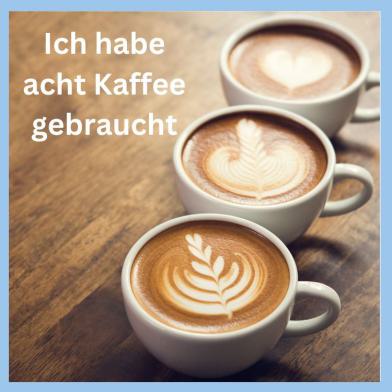 Drei Tassen Kaffee mit Latte Art als Symbol für Genuss & Entscheidung