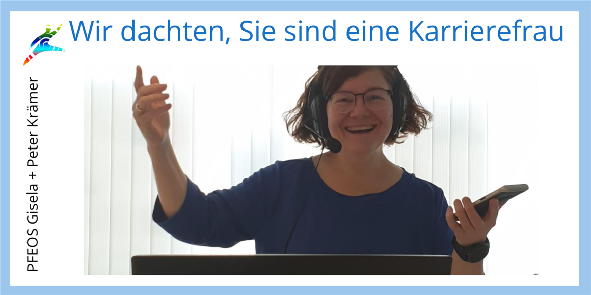 Lachende Frau mit Handy & Stift als Symbol für Vielseitigkeit