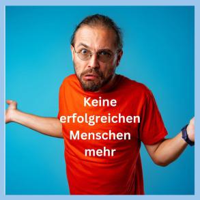 Mann im roten Shirt mit fragender Geste und provokanter Aufschrift