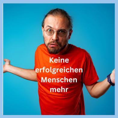 Mann im roten Shirt mit fragender Geste und provokanter Aufschrift
