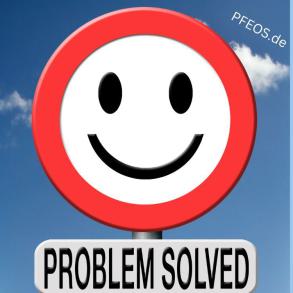 Smiley-Schild mit der Aufschrift „Problem solved“ vor blauem Himmel