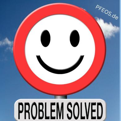 Smiley-Schild mit der Aufschrift „Problem solved“ vor blauem Himmel