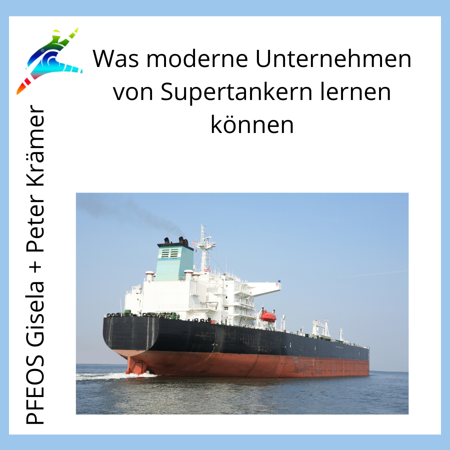 Ein großer Supertanker auf hoher See – Symbol für Unternehmensstrategie und Stabilität