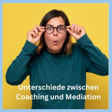 Frau mit Brille, die neugierig durch ihre Gläser blickt