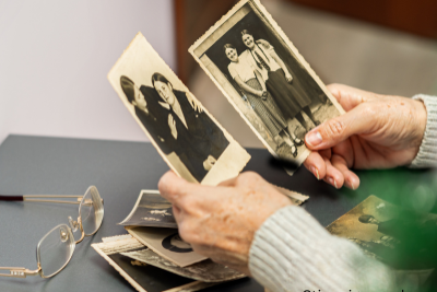 Symbolbild zum Thema Erbe mit alten Familienfotos und persönlichen Erinnerungsstücken