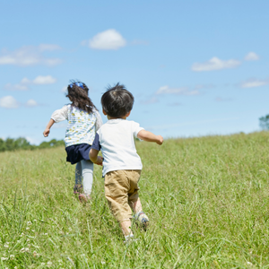 Symbolbild für Kinder als Spielball in familiären Konflikten mit spielenden Kindern im Freien