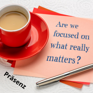 Symbolbild für präsentes Zuhören mit Notizzettel und der Frage „Are we focused on what really matters?“