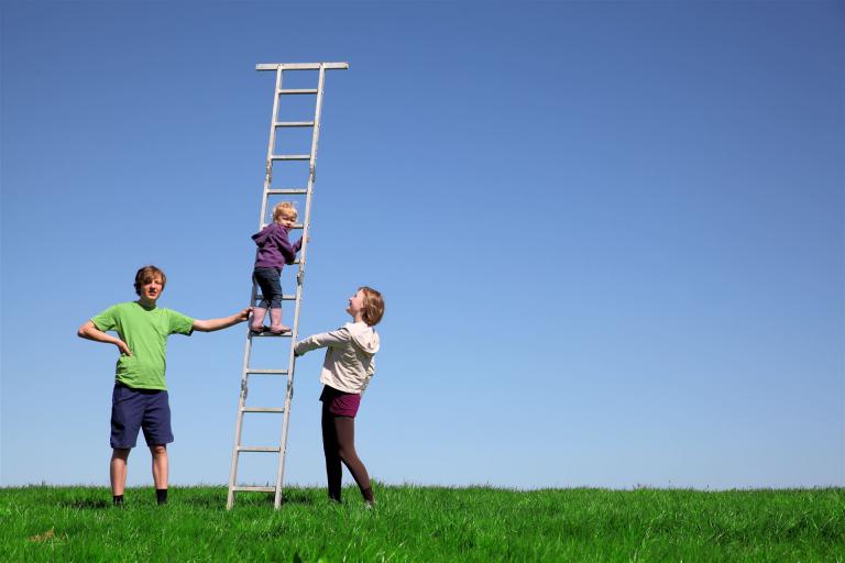 Symbolbild zum Weltfrauentag mit Fokus auf Frauen in Führung und Mediation